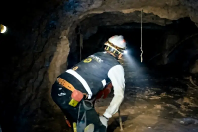 Rescatan con vida al primer minero atrapado en pozo de Sinaloa tras intensa operación