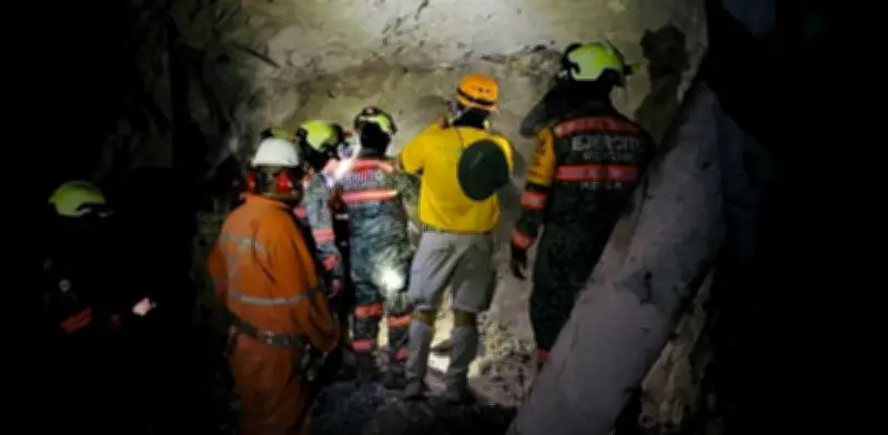 Rescate sin descanso en Sinaloa: Brigadas buscan a 4 mineros atrapados tras derrumbe