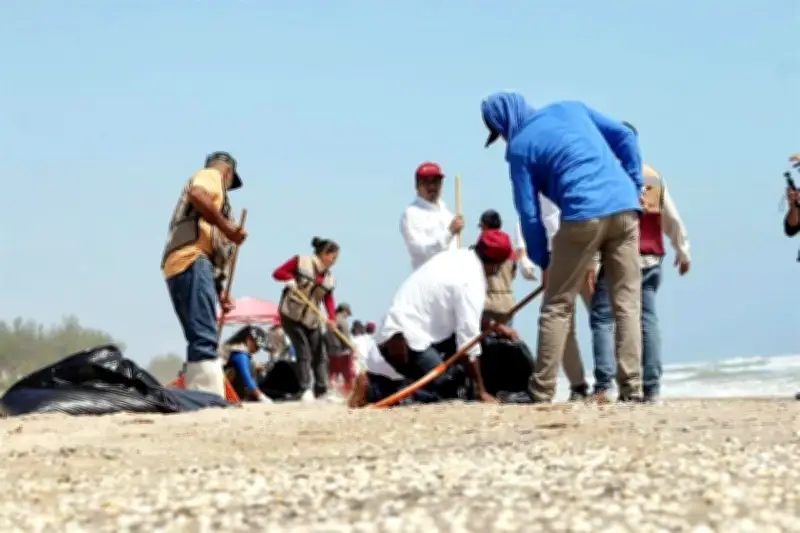 Retiran desechos de crudo en playas de Tamaulipas tras derrame ambiental