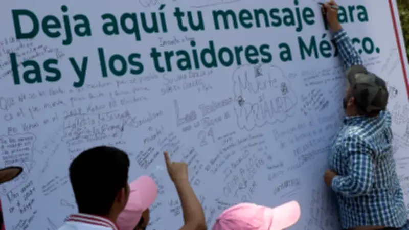 Retiran lonas que señalaban a diputados como 'traidores a la patria' en Oaxaca