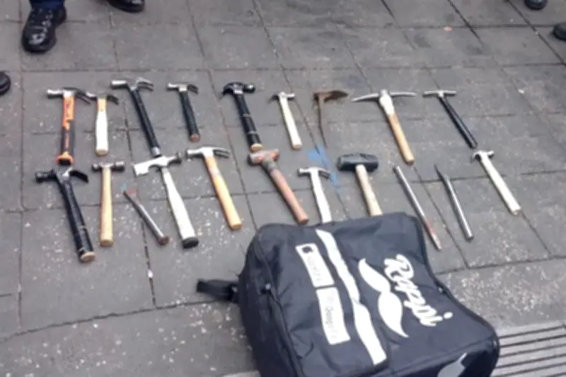 Retiran objetos para agredir durante movilización del 8M en Ciudad de México