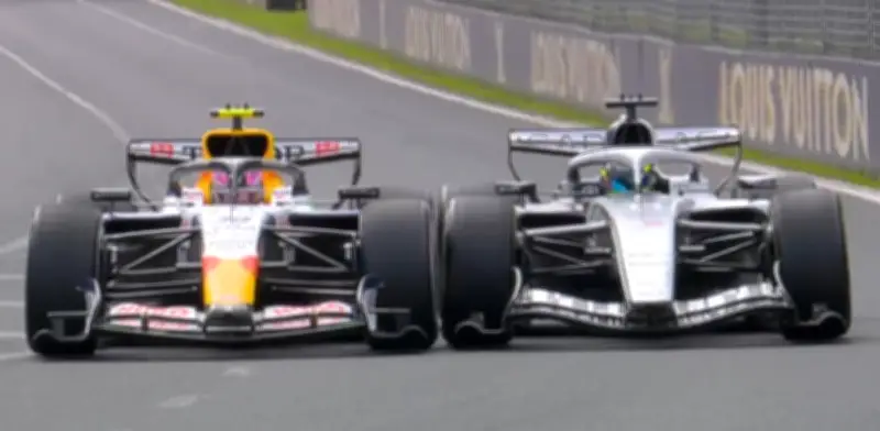 Revive la rivalidad: 'Checo' Pérez y Liam Lawson chocan en el GP de Australia