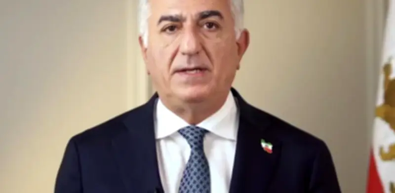 Reza Pahlavi se autoproclama líder interino de Irán tras muerte de Jameneí y propone referéndum
