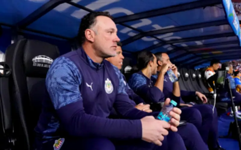 Érick Gutiérrez busca revivir su carrera en Chivas ante la firmeza de Gabriel Milito