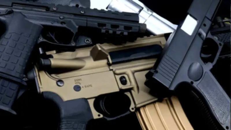 Roban armamento de Fiscalía en Barrientos, Tlalnepantla; detienen a dos hermanos