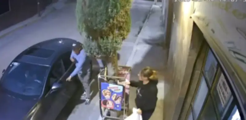 Roban auto a punta de pistola en segundos a mujer en Cuautitlán Izcalli