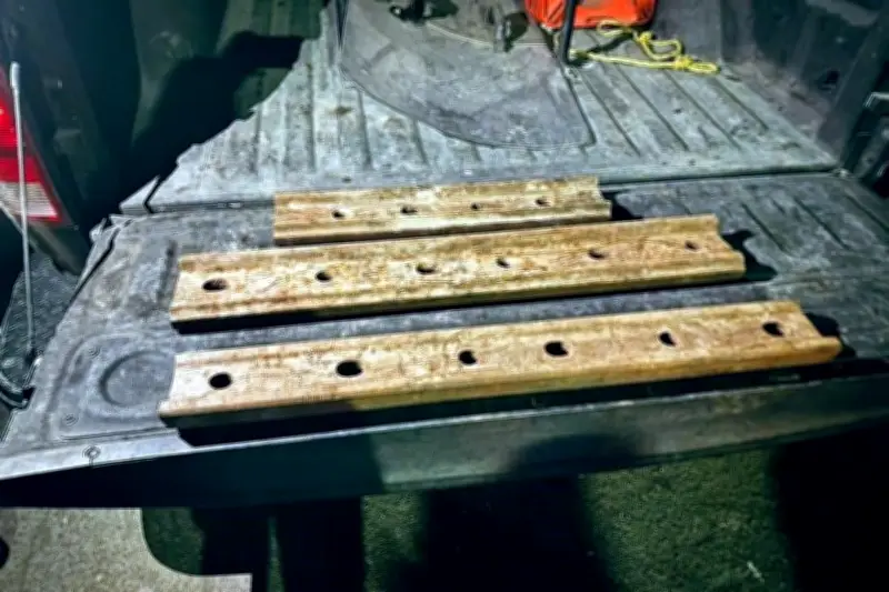 Roban toneladas de chatarra de un tren de carga en México