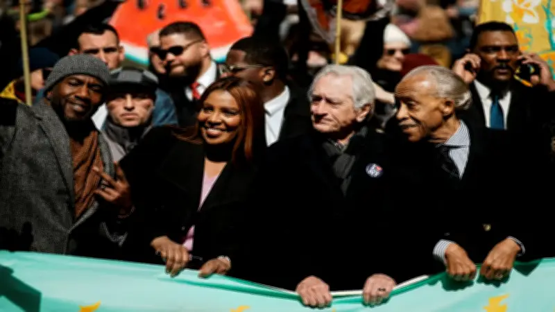 Robert De Niro lidera protesta masiva contra Trump en Nueva York con mensaje de alerta democrática