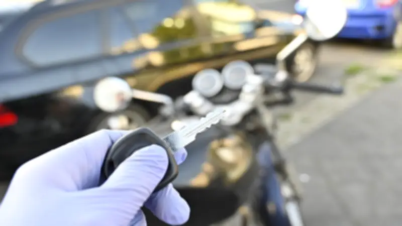 Robo exprés de motocicleta captado en video en el Mercado Zaragoza de Puebla