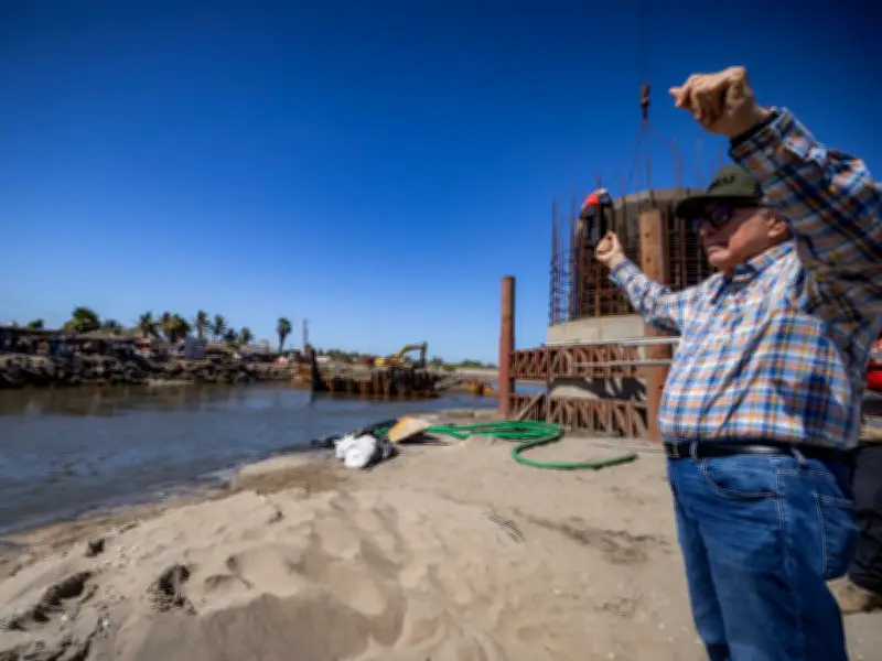 Rocha Moya supervisa avance del puente Bellavista-Boca del Río-Las Glorias en Guasave