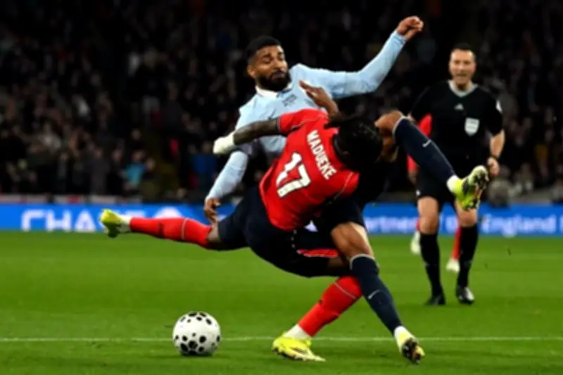 Rodrigo Aguirre fue titular en el empate de Uruguay ante Inglaterra