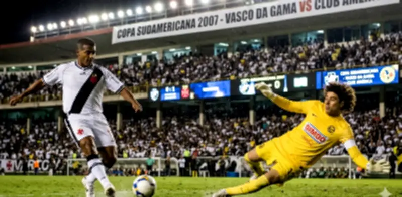 Romario, entrenador y jugador, intentó vencer a un joven Memo Ochoa en 2007