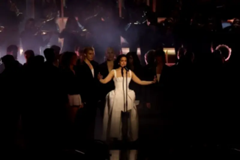 Rosalía cancela presentación en Milán por intoxicación alimentaria