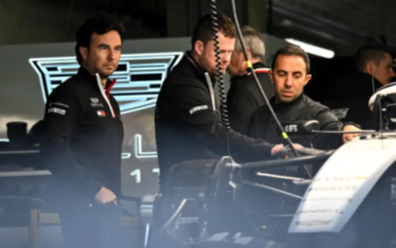 Russell domina en China mientras Checo Pérez sufre una práctica desastrosa