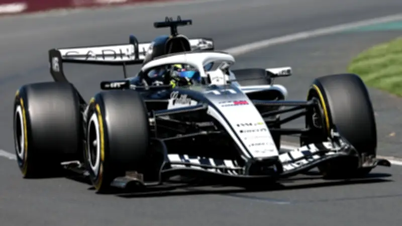 Russell domina la clasificación en Australia; Checo Pérez enfrenta difícil arranque desde el 18º lugar