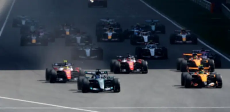 Russell triunfa en la Sprint de China 2026; Ferrari persigue y Checo Pérez queda rezagado