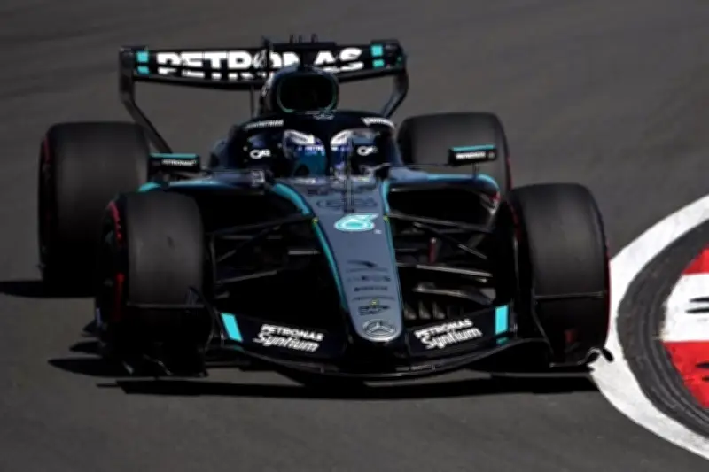 Russell triunfa en sprint de China; Checo Pérez finaliza en el puesto 19