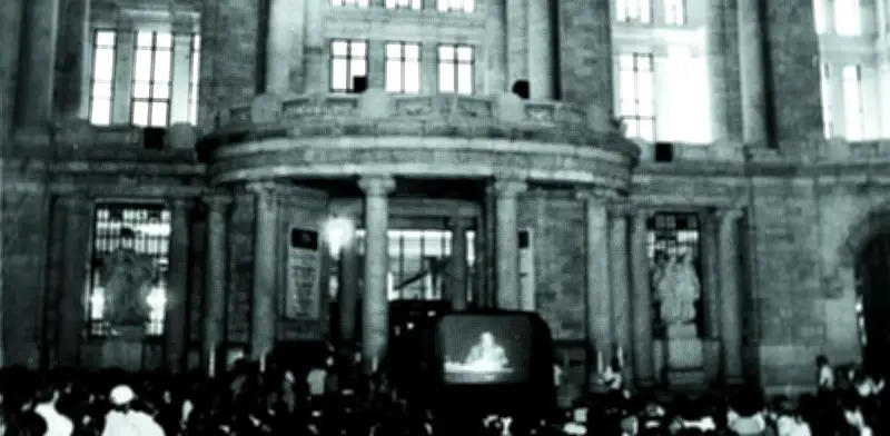 Sabines, el rockstar de la poesía que desbordó Bellas Artes con 2 mil jóvenes