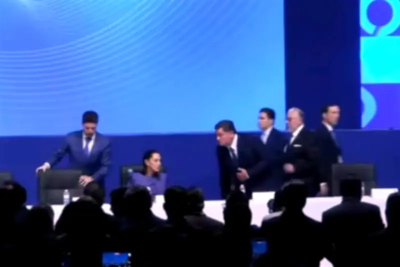 Samuel García es abucheado al llegar a asamblea de Caintra en Nuevo León