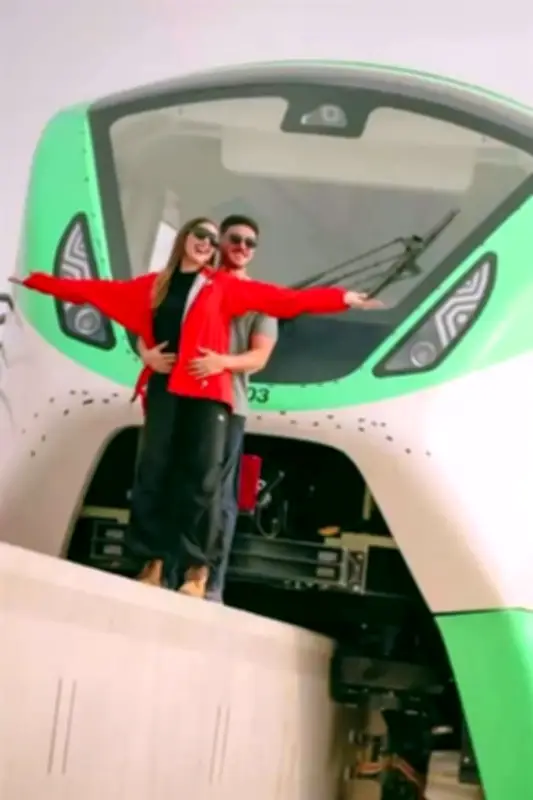 Samuel García y Mariana Rodríguez posan en monorriel de NL como en 'Titanic'