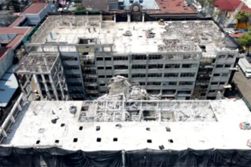 San Antonio Abad: Demolición de edificio carece de permisos oficiales