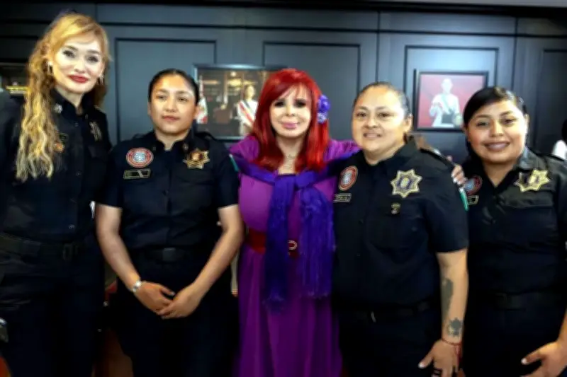 Sansores prohíbe la participación de mujeres encapuchadas en marchas feministas