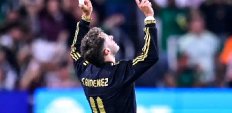 Santiago Giménez avanza en su recuperación y podría volver a entrenar con el Milan