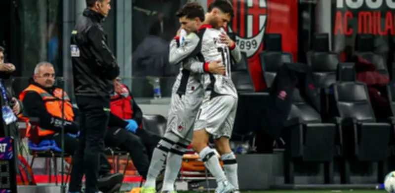 Santiago Giménez reaparece con el AC Milan tras cinco meses de lesión