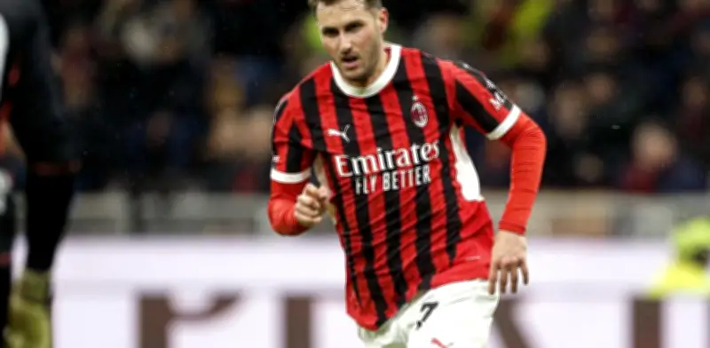 Santiago Giménez regresa al AC Milan tras cinco meses de lesión