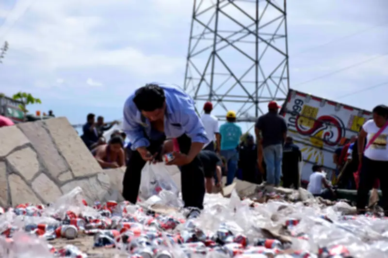 Saqueo masivo de cerveza tras accidente de tráiler en autopista de Veracruz