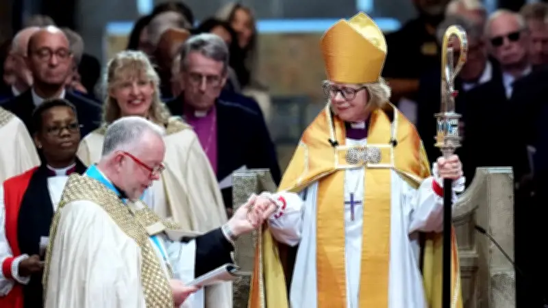 Sarah Mullally hace historia como primera mujer arzobispa de Canterbury