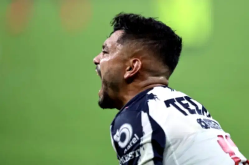 Se lesiona Jesús 'Tecatito' Corona durante el calentamiento previo al partido