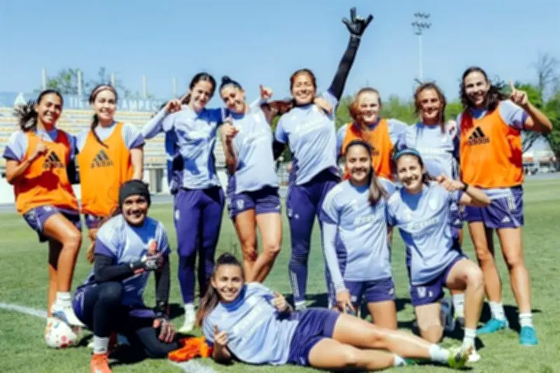 Selección Mexicana Femenil de Softbol Brilla en Torneo Internacional con Trabajo en Equipo