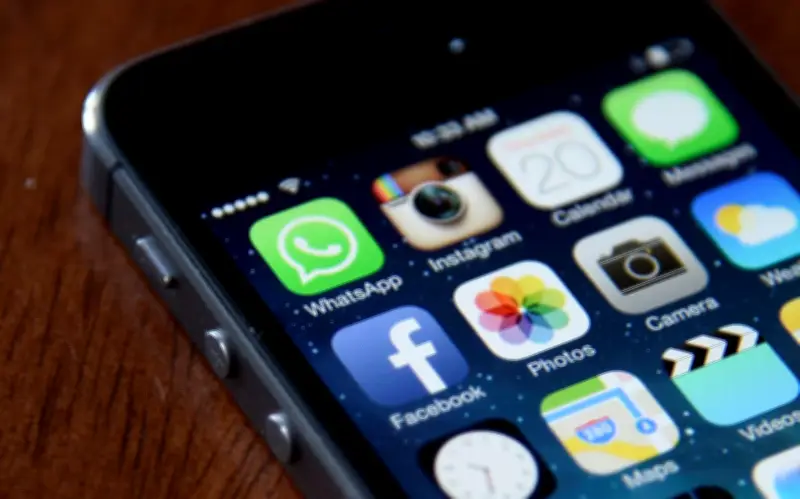 Semana Santa 2026: Activa Mensajes de Ausencia en WhatsApp Business para Descansar