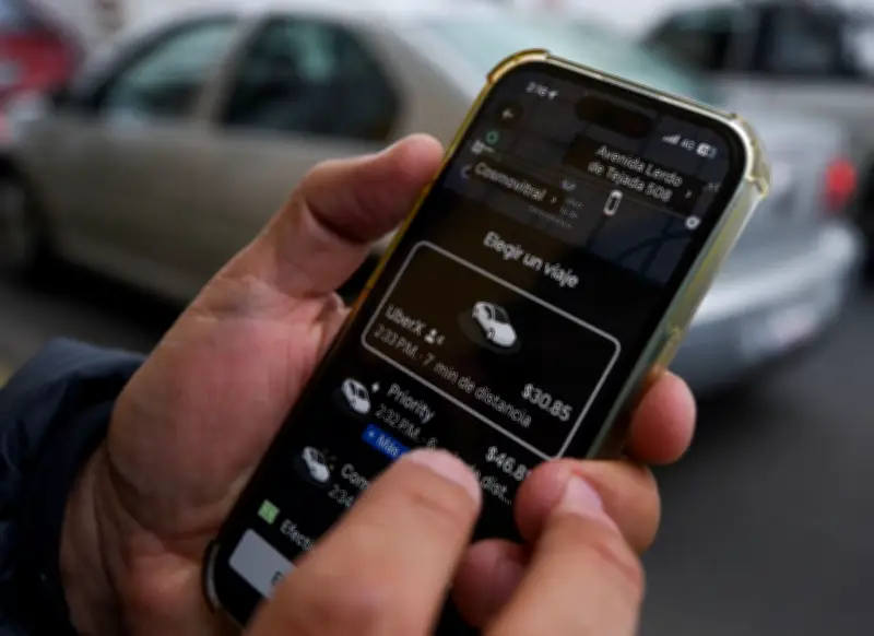 Semovi advierte multas de hasta 46 mil pesos a taxistas que se unan a plataformas como Uber