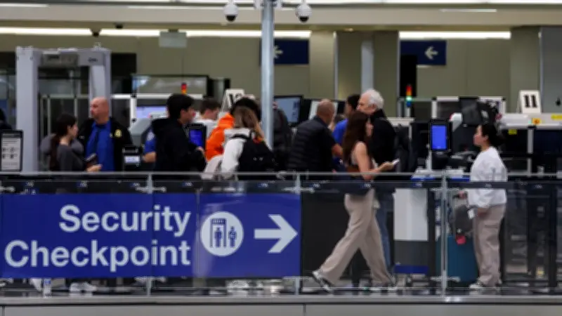 Senado de EE. UU. aprueba acuerdo para pagar a agentes de TSA, mientras filas en aeropuertos se alargan