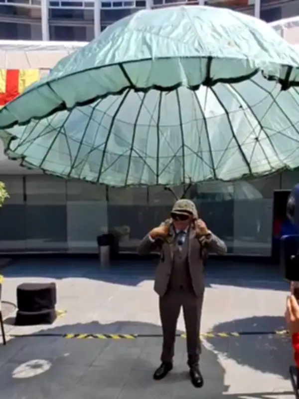 Senador Saúl Monreal porta equipo de paracaidismo de la Marina en el Senado