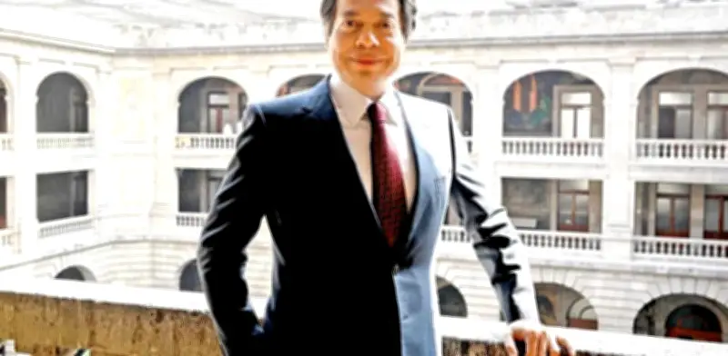 SEP evalúa restringir redes sociales a menores para proteger su salud mental