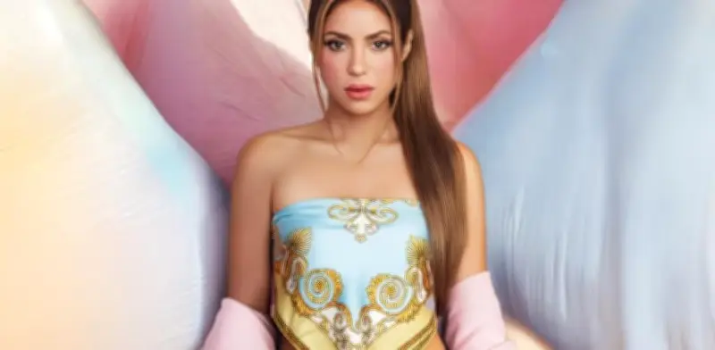 Shakira cumple reto viral y trabajadores logran vacaciones en la playa