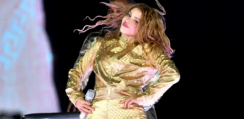 Shakira sorprende en el Zócalo con Beéle como invitado especial en su último concierto