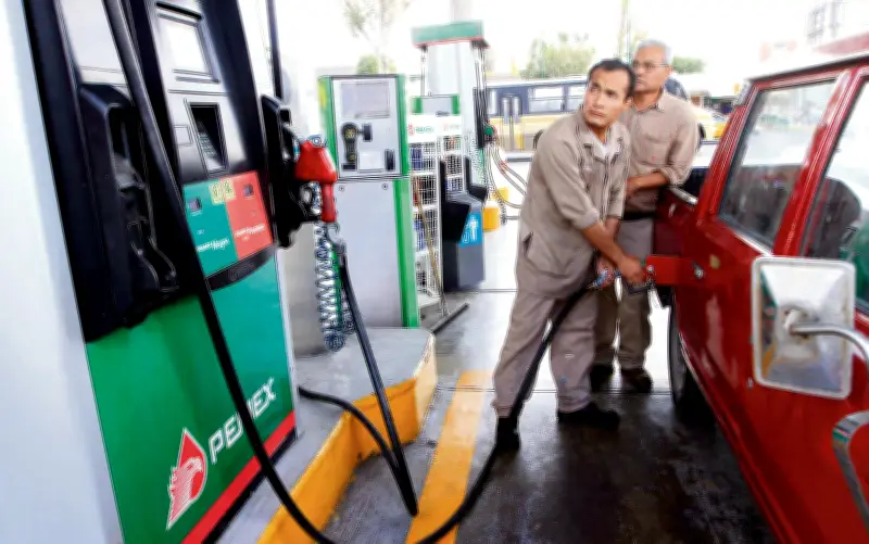 Sheinbaum denuncia abusos en precios de diésel y convoca a gasolineros