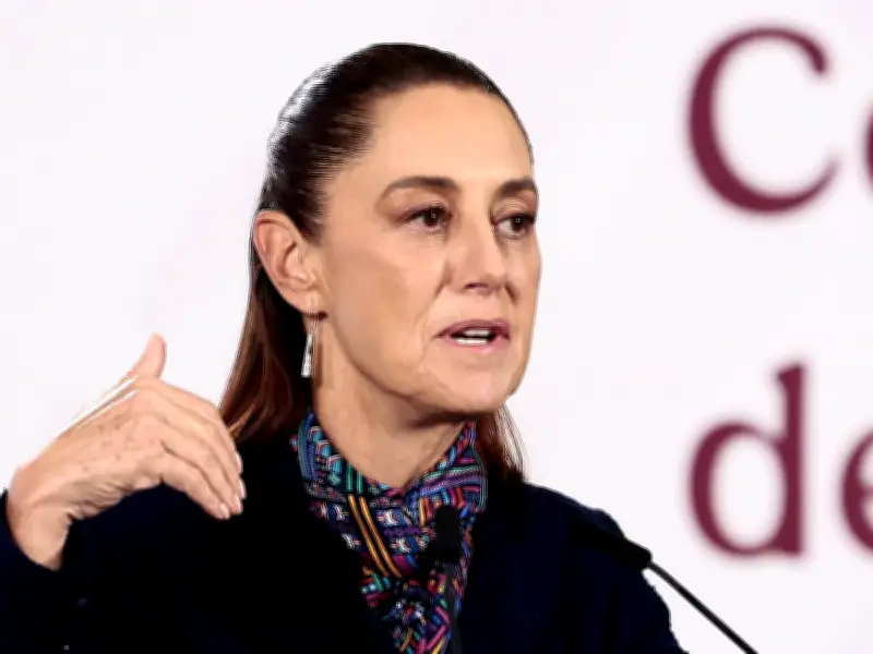 Sheinbaum dialoga con CNTE ante plantón en Zócalo y llama a protestas pacíficas