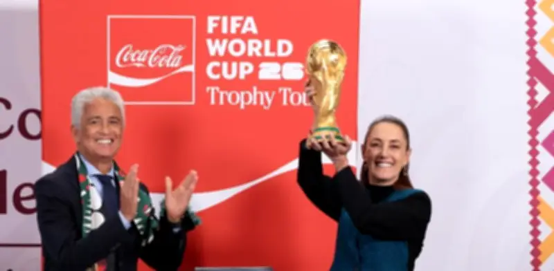 Sheinbaum exhibe trofeo del Mundial 2026 en Palacio Nacional a 100 días del inicio
