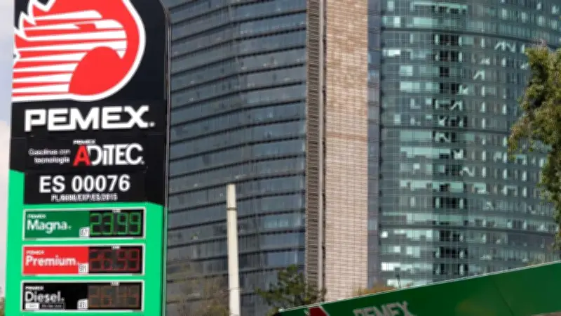 Sheinbaum garantiza gasolina regular por debajo de 24 pesos pese a conflicto en Medio Oriente