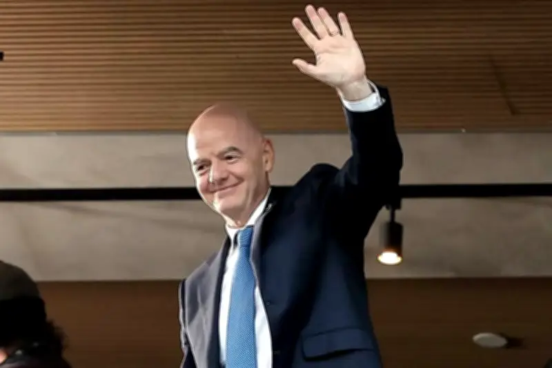 Sheinbaum recibe al presidente de la FIFA para impulsar el fútbol en la capital