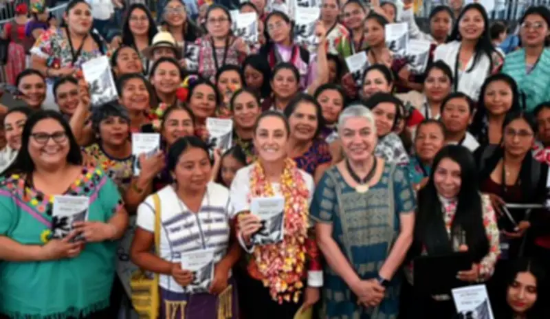 Sheinbaum reconoce a traductoras indígenas por llevar derechos de mujeres a 67 lenguas