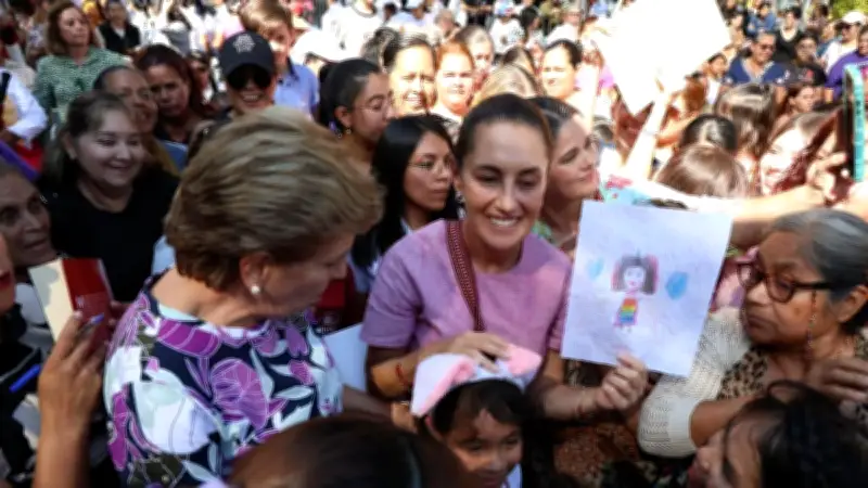 Sheinbaum sufre lesión en el ojo con folder durante gira en Nayarit; responde a Trump