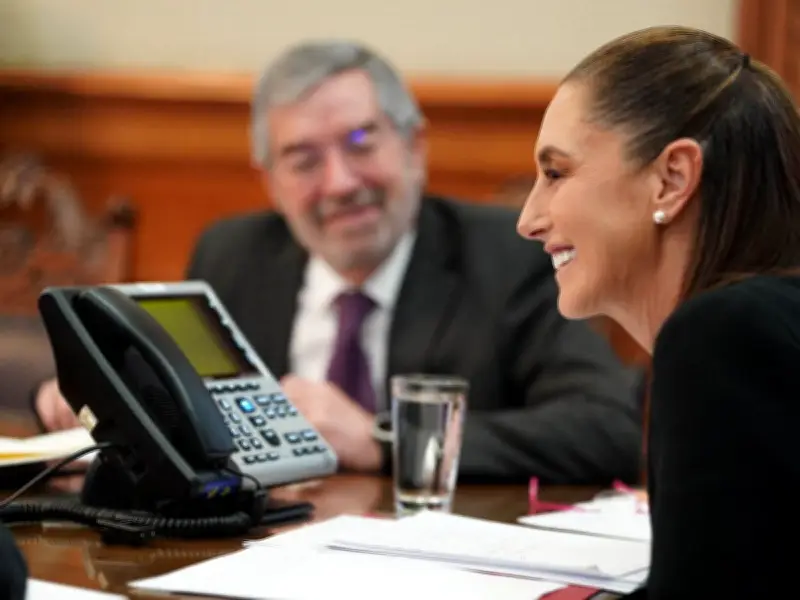 Sheinbaum y Petro dialogan por teléfono sobre paz mundial y unión latinoamericana