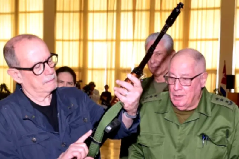 Silvio Rodríguez recibe fusil de combate en emotivo homenaje en México