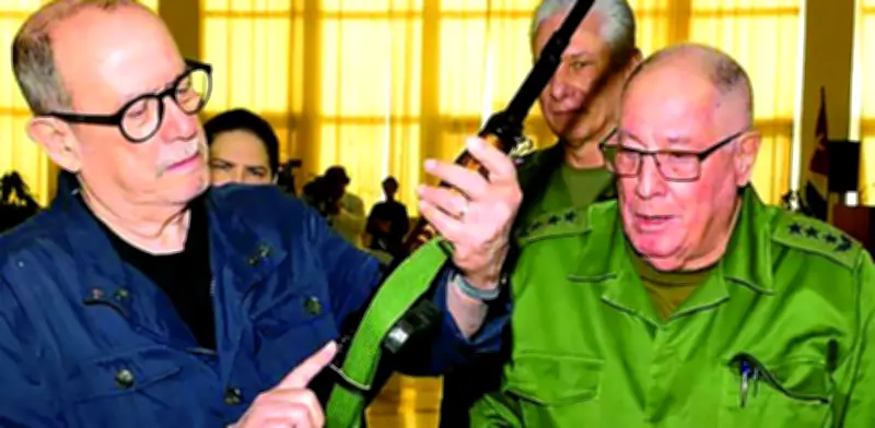 Silvio Rodríguez recibe fusil ruso AKM para defender Cuba de eventual agresión de EE.UU.